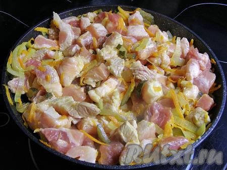 Выкладываем в сковородку с овощами нарезанную свинину, перемешиваем и обжариваем минут 15 (кусочки свинины должны изменить цвет и стать светлыми), периодически помешивая.