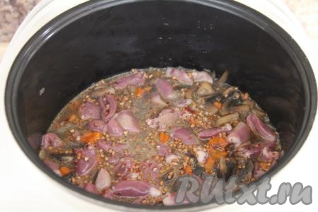 Перемешать гречку с сердечками и овощами. Выставить режим "Гречка" на 25 минут (или "Каша"), крышку мультиварки закрыть и готовить до звукового сигнала.
