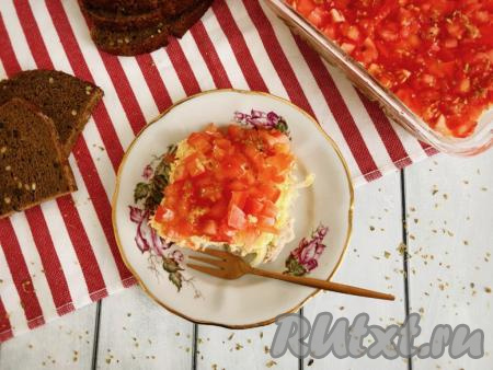 Яркий, вкусный, аппетитный салат, приготовленный с курицей, помидорами, яйцами и сыром, подать к столу.