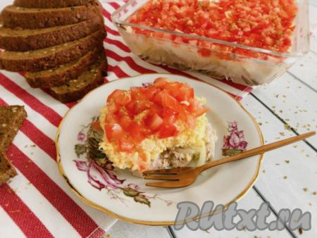 Салат с курицей, помидорами, яйцом и сыром