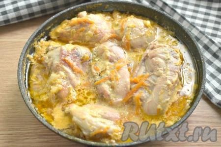 Сковороду накрываем крышкой, тушим куриные бёдра в сметане на небольшом огне минут 30-35. 