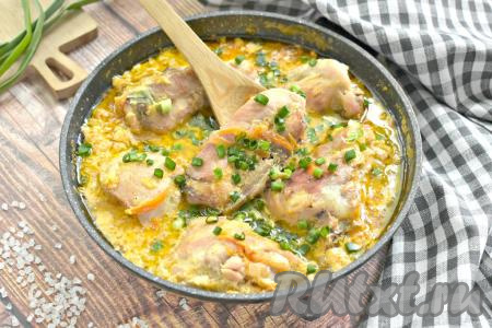 Куриные бёдра, тушёные в сметане на сковороде