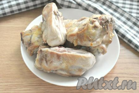 Со сковороды бёдра пока перекладываем на тарелку.