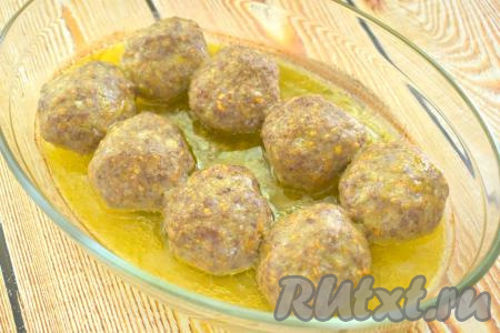 Форму с котлетами из фарша с манкой, морковью и луком ставим в разогретую до 190 градусов духовку и запекаем 30-35 минут.