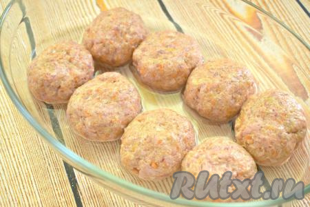 Формируем из фарша круглые котлетки. У меня получилось 8 штук. В жаропрочную форму вливаем тёплую кипячёную воду, она должна покрыть дно формы на 1 сантиметр. Выкладываем котлеты в форму с водой.