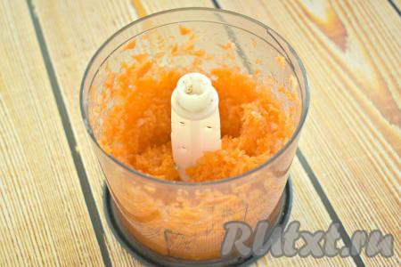 Прокручиваем кусочки моркови и лука до получения мелкой овощной массы. Можно также измельчить морковку с луком, пропустив их через мясорубку.