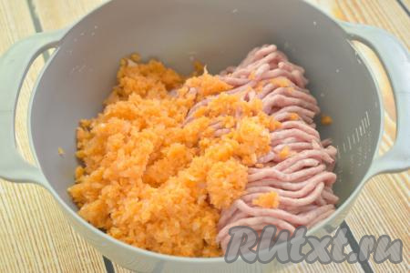 Получившуюся массу из моркови и лука перекладываем к мясному фаршу.