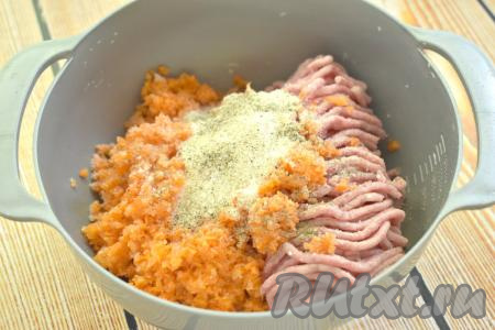 По вкусу солим и перчим, тщательно перемешиваем.