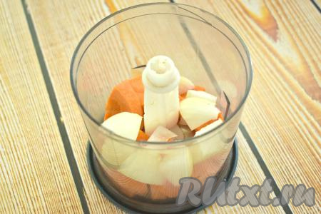 Очищаем морковку и лук, затем нарезаем на небольшие кусочки, складываем в чашу измельчителя.