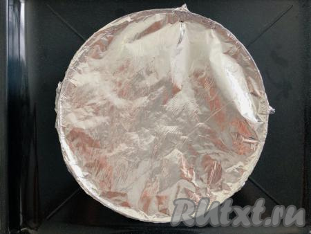 На слой моркови и лука равномерно выкладываем оставшиеся грибы, форму для запекания накрываем фольгой, чтобы не пересушить верх пирога, и отправляем в разогретую до 180 градусов духовку на 50 минут.