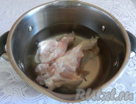 Курицу вымыть, залить двумя литрами воды и поставить варить. Когда бульон закипит, снять пену, уменьшить огонь и варить до готовности. Посолить.