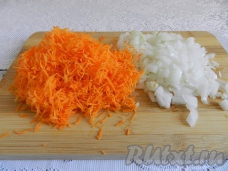 Лук нарезать, морковь натереть на терке, как на фото.
