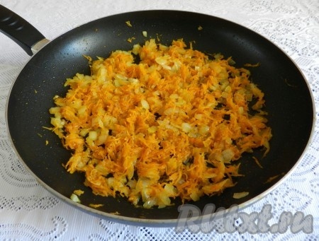 Обжарить лук и морковь на растительном масле до золотистого цвета,  посолить, добавить черный молотый перец и щепотку шафрана.