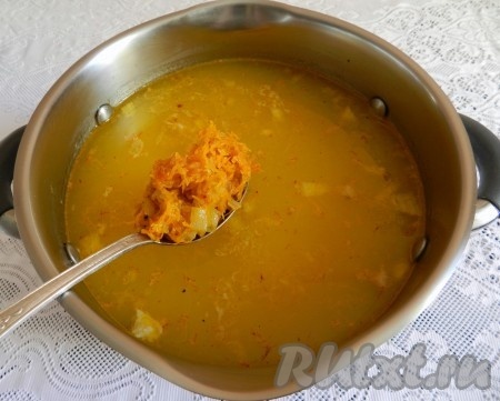 Вернуть в суп курицу и добавить обжаренные лук и морковь. Довести до кипения и убрать с огня.