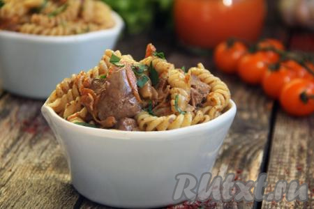 Макароны с куриной печенью в сметане
