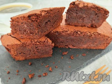 Очень вкусный, в меру влажный брауни, приготовленный с какао и шоколадом по этому классическому рецепту, несомненно понравится любителям шоколадной выпечки!