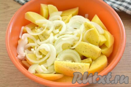 К ломтикам картошки добавляем лук, нарезанный кольцами (или полукольцами).