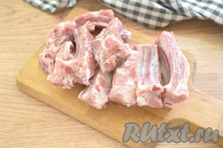 Моем рёбрышки, обсушиваем, разрезаем по мясистой части на порционные кусочки.