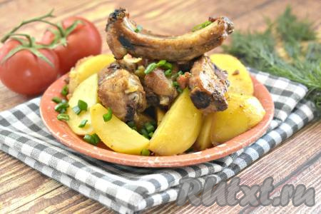 Свиные рёбрышки с картошкой в рукаве в духовке