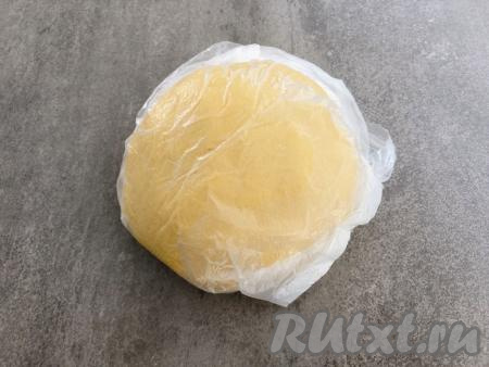 Добавляя муку, учитывайте, что песочное тесто должно получиться мягким, эластичным, совершенно не липнущим к рукам. Как только тесто соберётся в однородный ком, больше вымешивать его не нужно. Скатываем тесто в шар, заворачиваем его в пищевую плёнку (или кладём в полиэтиленовый пакет) и убираем в холодильник на 30 минут.