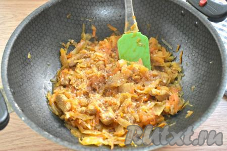 Через 20 минут тушёную капусту по вкусу солим, перчим, посыпаем паприкой (или другими любимыми специями), перемешиваем, тушим ещё 5 минут.