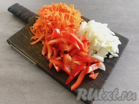 Морковь и лук очищаем от кожуры, болгарский перец - от семян и плодоножки. Морковь натираем на крупной тёрке, лук нарезаем четверть кольцами, болгарский перец - на полоски.