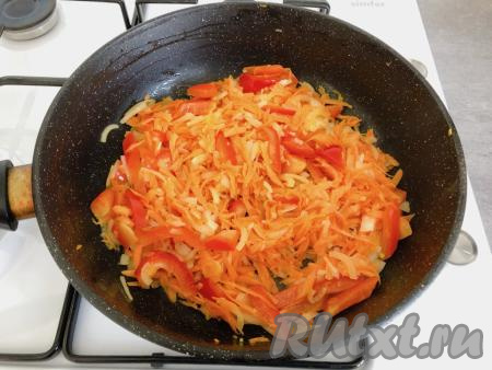 На сковороду, смазанную растительным маслом, выкладываем морковку, болгарский перец и лук, перемешиваем и обжариваем овощи до мягкости (минут 7) на среднем огне, иногда перемешиваем, затем убираем с огня. Даём овощам немного остыть.