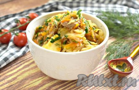 Свинина, тушёная с капустой и картошкой, получилась сытной, сочной и вкусной. Отличное повседневное блюдо, попробуйте!