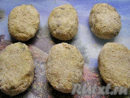 Каждую сформированную картофельную котлету с грибами обваливаем со всех сторон в панировочных сухарях.