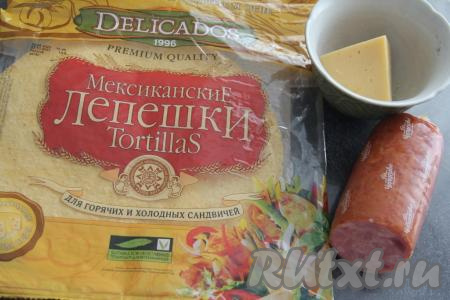 Подготовить продукты для приготовления тортильи с ветчиной и сыром на сковороде. 
