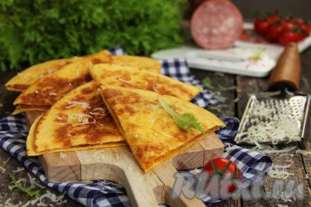 Тортилья с ветчиной и сыром на сковороде