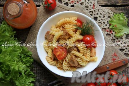  Макароны со свининой разложить со сковороды по тарелкам и подать к столу.