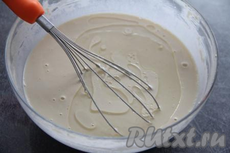 Тесто должно получиться достаточно жидким. Влить растительное масло и перемешать. Дать тесту для блинов, замешанному на воде, яйцах и молоке, постоять минут 10.