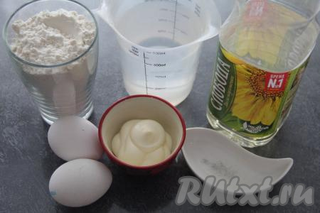 Подготовить продукты для приготовления блинов на майонезе и яйцах. 