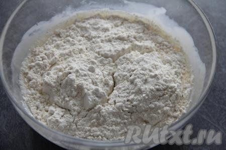 Всыпать муку. 