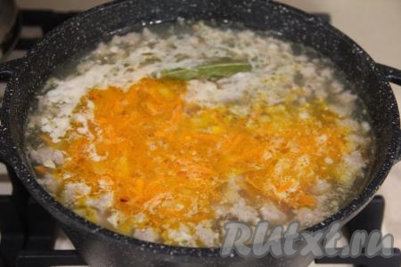 После того как картофель станет достаточно мягким, добавить в гороховый суп с фаршем обжаренные овощи, лавровый лист, дать закипеть и варить на небольшом огне минут 5.