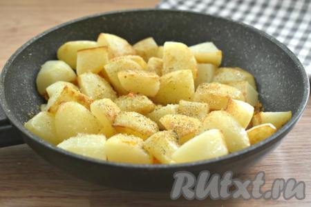 По вкусу солим и посыпаем специями (я использовала готовую приправу для блюд из картофеля и чёрный молотый перец).