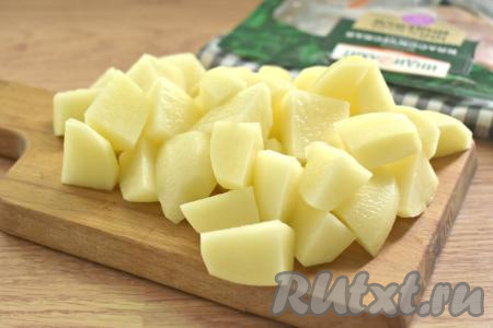 Очищаем картофель и нарезаем клубни на средние кубики.