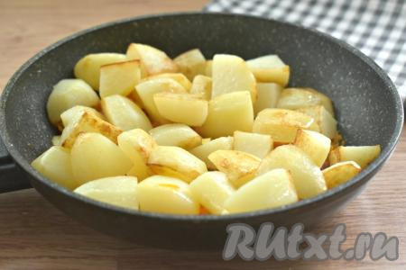 К колбасе, обжаренной с морковью и луком, добавляем ранее обжаренный картофель.