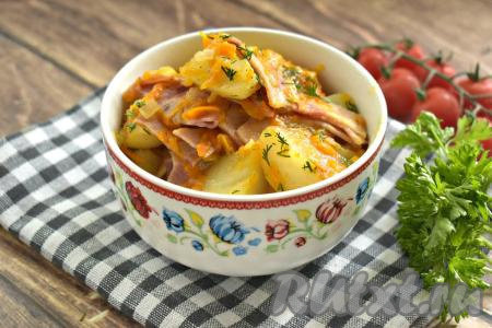 Вкусную, ароматную картошку, тушёную с колбасой, сразу подаём к столу. Вот так достаточно быстро и просто можно приготовить отличное блюдо к обеду или ужину.