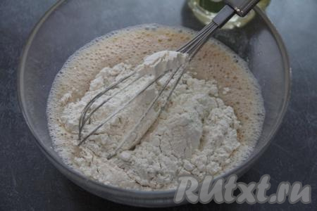 Всыпать муку. 