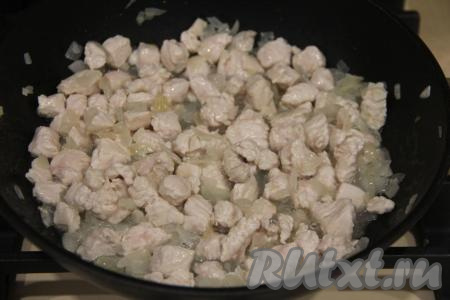 Обжарить кусочки куриного мяса с луком в течение минут 10, периодически помешивая.