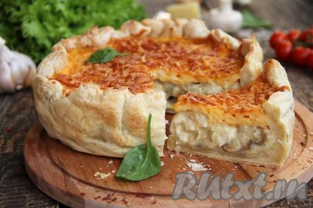 Пирог "Жульен" из слоёного теста с курицей и грибами
