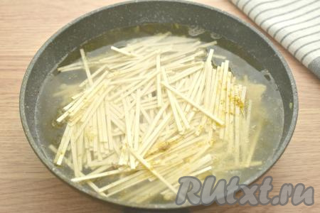 К кусочкам куриного мяса и лапше всыпаем специи (я взяла готовую приправу для блюд с курицей) и соль. Затем вливаем столько кипящей воды, чтобы она покрыла лапшу полностью, сразу перемешиваем, даём закипеть, уменьшаем огонь и готовим 5-7 минут (лапша бывает разной, поэтому точное время варки смотрите на упаковке макаронных изделий, которые вы отвариваете).