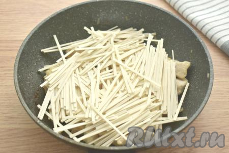Затем выкладываем на сковороду лапшу (я разломала её, чтобы она была помельче).