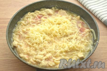 Перемешиваем, сверху лапшу с помидорами и курицей посыпаем сыром, натёртым на крупной тёрке, снова перемешиваем, накрываем сковороду крышкой и томим 2 минуты.