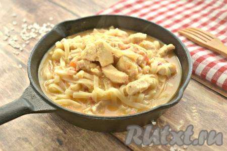 Лапша с курицей, сыром и помидорами на сковороде