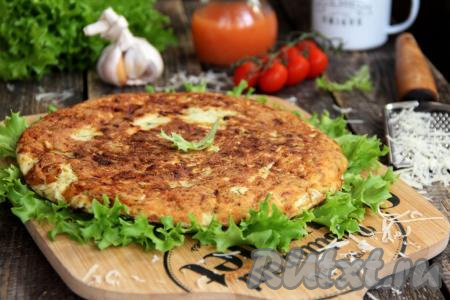 Мягкую, вкусную, нежную запеканку, приготовленную из кабачков с творогом, переложить со сковороды на тарелку, нарезать и подать к столу в тёплом виде.
