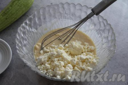 Затем выложить в миску творог и перемешать творожно-сырную массу венчиком до однородности, подсолить по вкусу.
