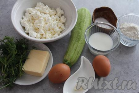 Подготовить продукты для приготовления запеканки из кабачков с творогом на сковороде. Кабачок и укроп (или другую зелень) вымыть. Кабачок лучше брать с мелкими семенами и тонкой кожурой, тогда удалять кожуру и семечки не нужно. Если же кожура у кабачка толстая, а семечки крупные - их нужно удалить. Для приготовления запеканки потребуется примерно 280 грамм подготовленного кабачка.